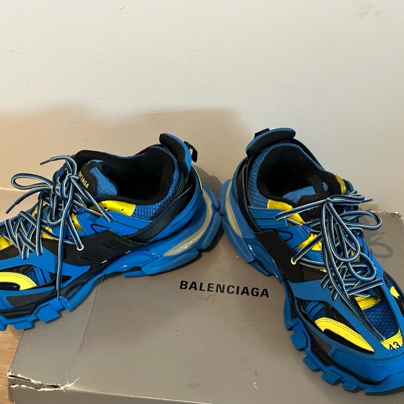 MENS BALENCIAGA TRACK SHOES SIZE 10!DOES NOT COME WITH THE CHARGER. - Picture 2 of 4